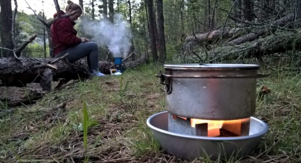 What is a camping cooking set called